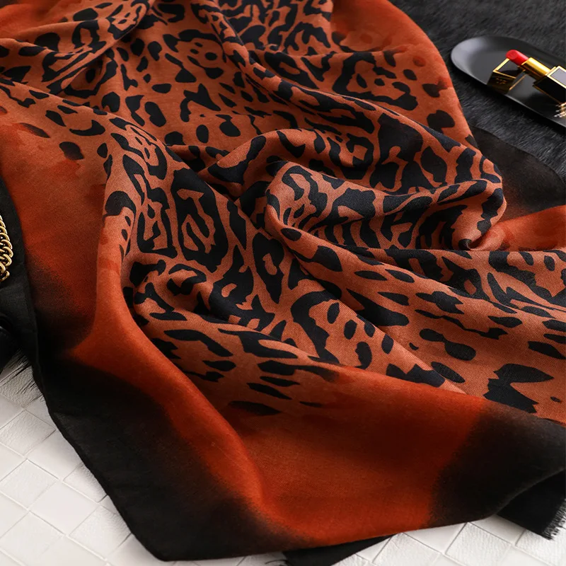 

Popular Chinese quality Silk New Four Seasons Lady Sunscreen Beach Shawl Women cotton Headscarf Fashion Leopard Print scarf