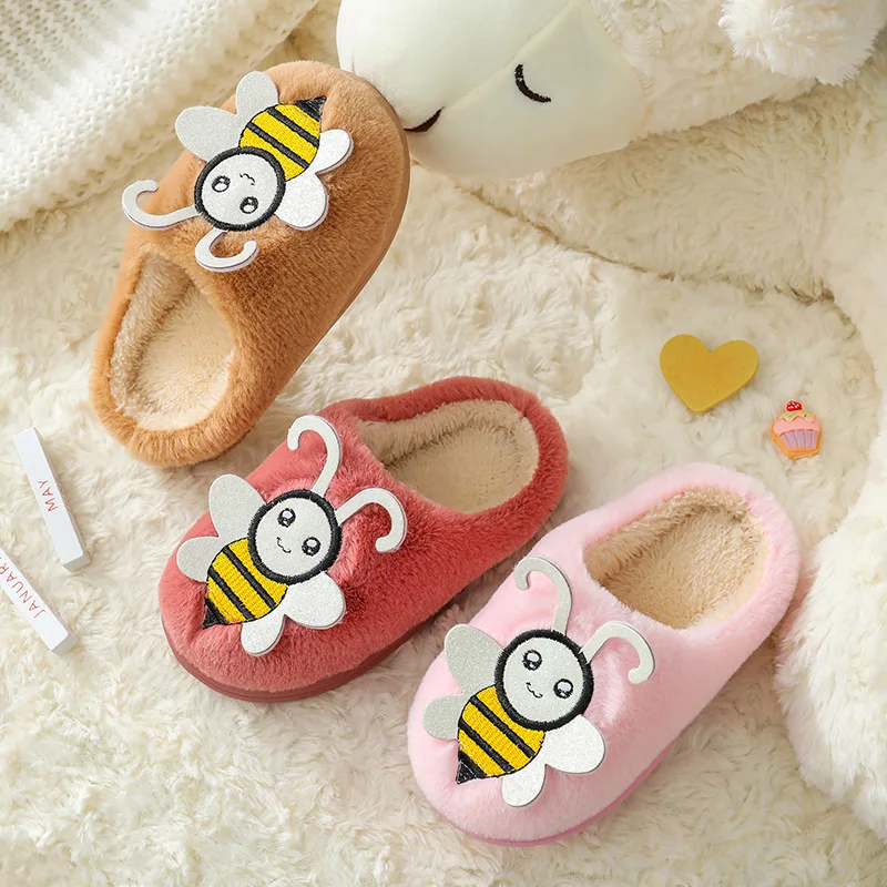 

Новые зимние хлопковые детские милые плюшевые тапочки для мальчиков и девочек с мультяшным принтом пчелы домашняя обувь Меховые детские Та...