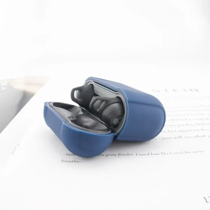 Противоскользящий силиконовый чехол для наушников защитный с карабином черепом