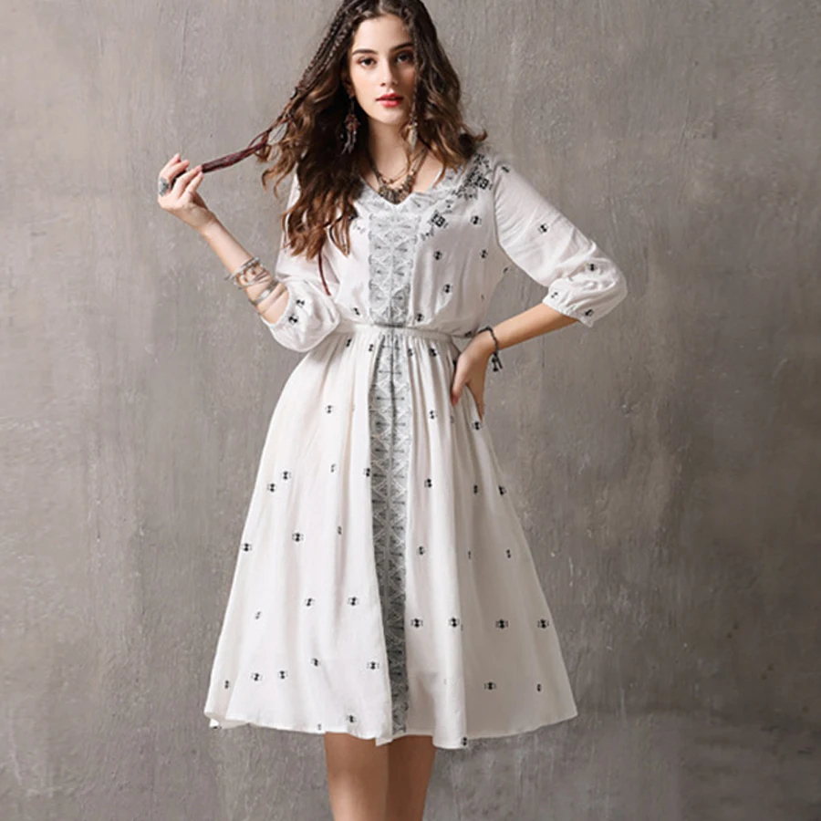 Женское Хлопковое платье-миди с вышивкой V-образным вырезом и поясом на резинке |