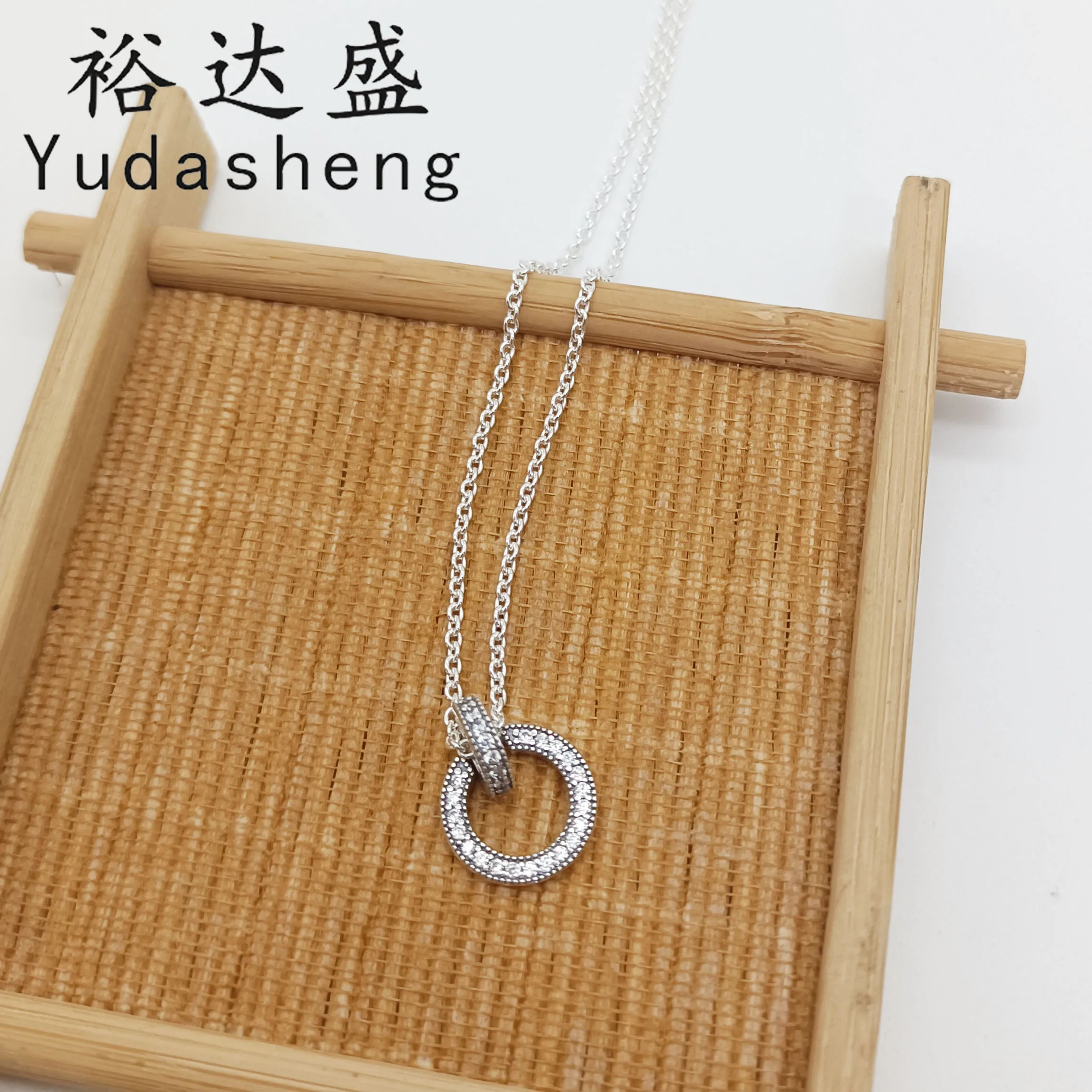 

2021 Autumn Jewelry Double Circle Pendant Necklace Adopts Double-sided Design Which Can Be Changed By Flipping