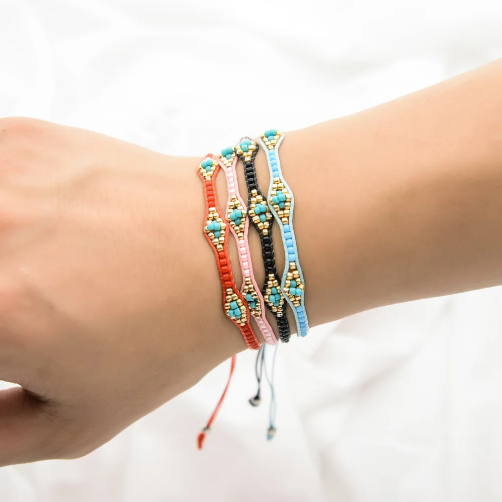 Плетеный браслет из бисера с шармами в стиле бохо | Украшения и аксессуары