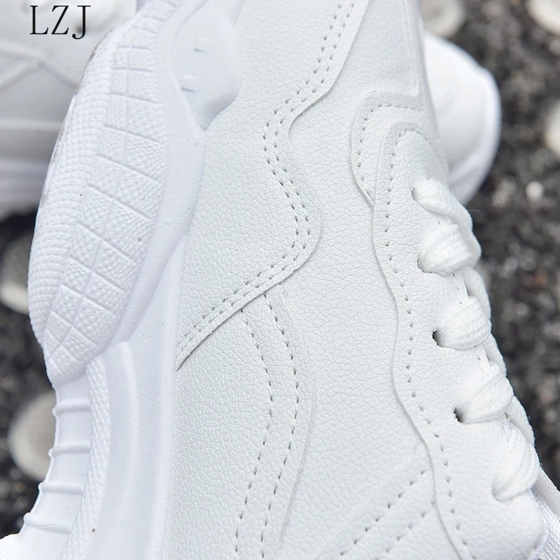 Женские кроссовки из ПУ кожи с сердечками на плоской подошве | Обувь