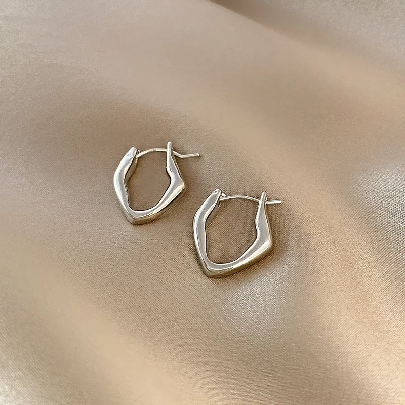 

Personalized Small Irregular Hoop Earrings For Women 2021 Korean Fashion Net Red Design Temperament Earring Cool Trendy Earrings