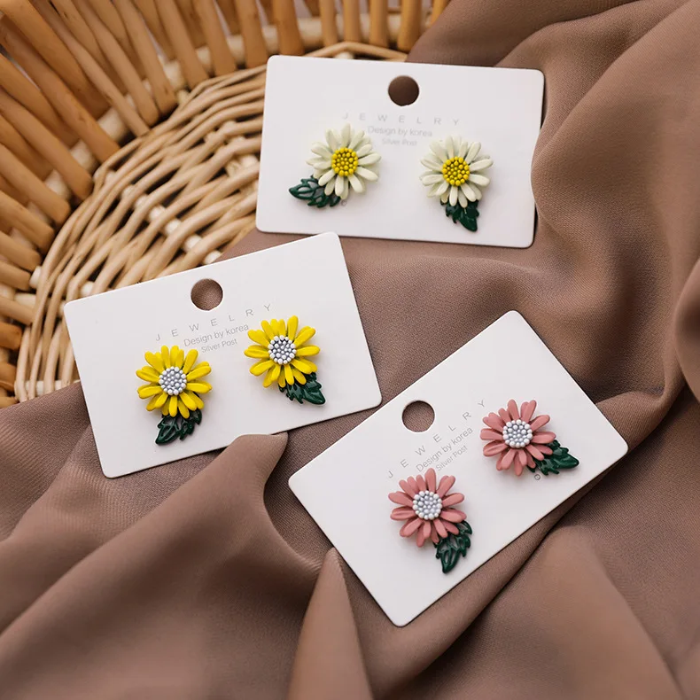 Новые трендовые простые серьги с ромашками и цветами милые стильные женские