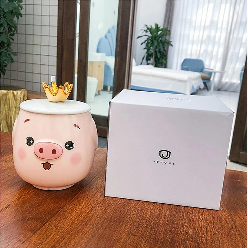 

Cute Crown Piggy Pattern Coffee Ceramic Cup with Wooden Lid and Stainless Steel Spoon Cartoon Mug Student Drinking Festival Gift