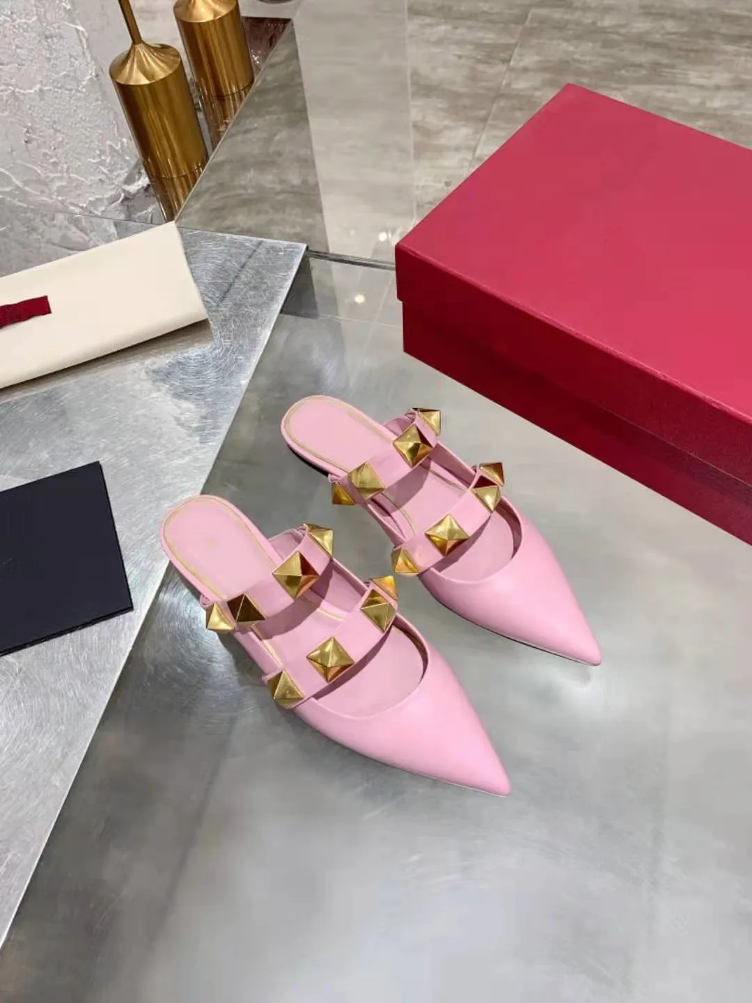 

New style ladies flat shoes with rivet decoration pointed toe, fashionable luxury brand slippers