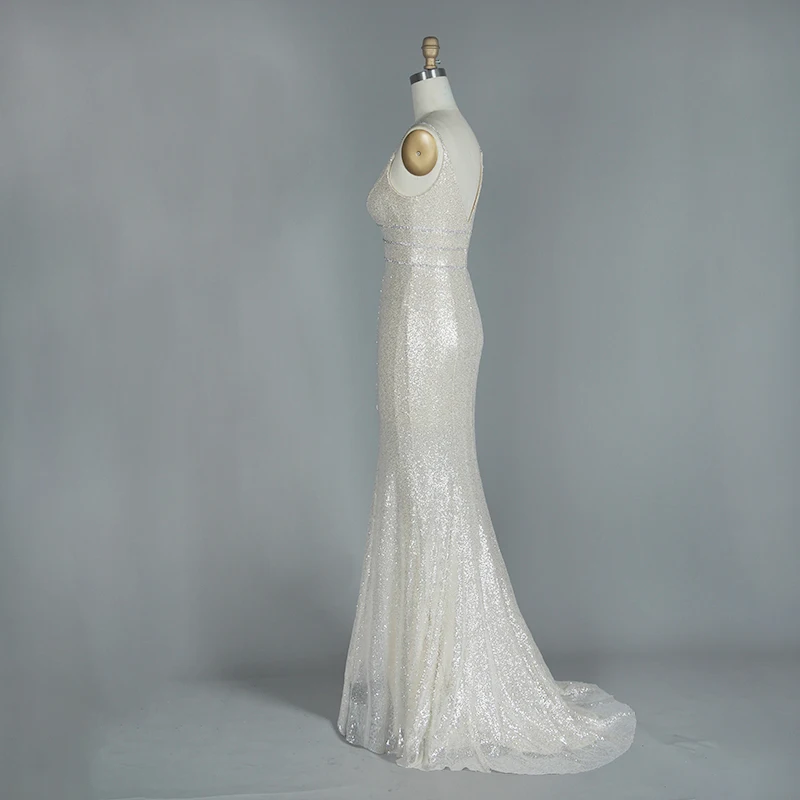 Женское вечернее платье белого цвета с глубоким v образным вырезом и блестками