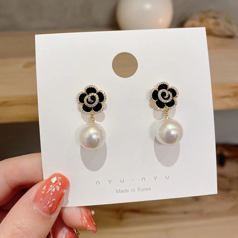 

Korean Original Design 925 Silver Needle Black Rose Pearl Flower Three-dimensional Petal Earrings