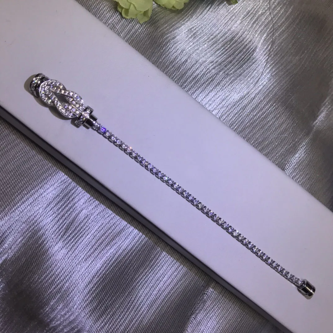 

2021 hot sale full diamond couple bracelet. Classic original light luxury brand, glamorous women's jewelry