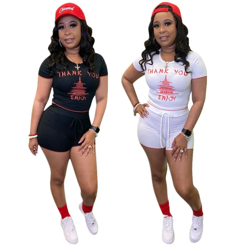 

Женский летний комплект из двух предметов: футболка с надписью и шорты