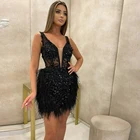 Вечернее платье с глубоким V-образным вырезом и блестками