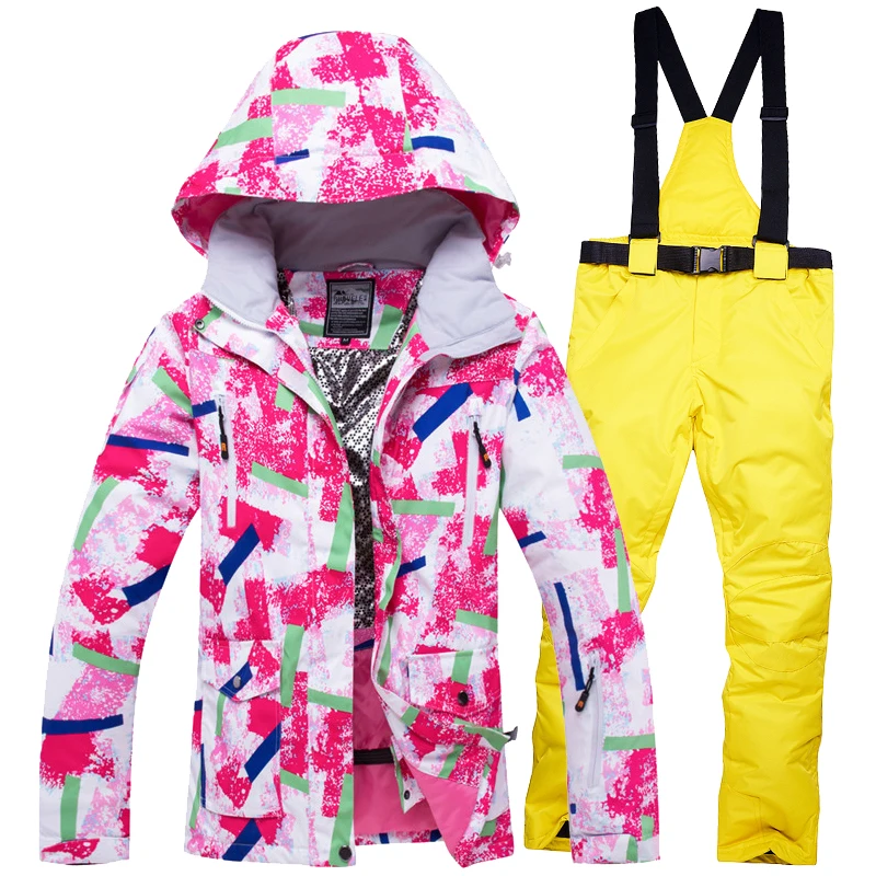 Женский зимний костюм с курткой и брюками на бретелях спортивная одежда для