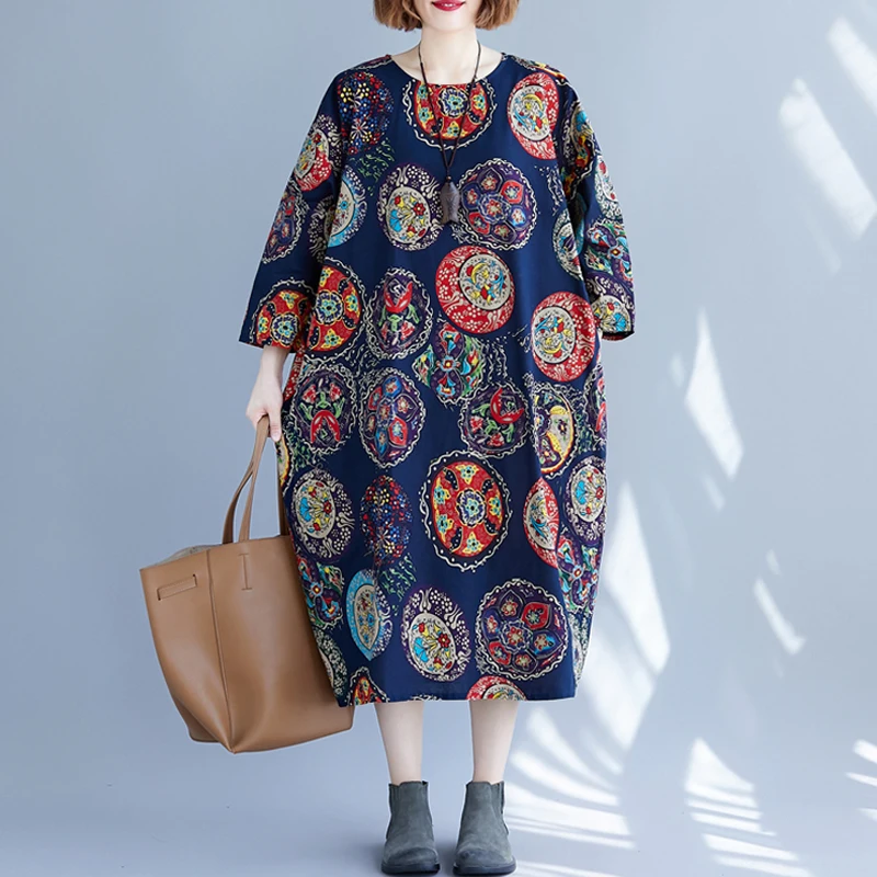 В этническом стиле женское платье с ярким цветочным принтом геометрическими
