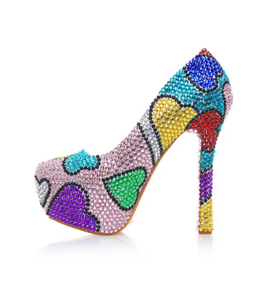 Стразы с цветными сердечками украшением в виде кристаллов на высоком каблуке