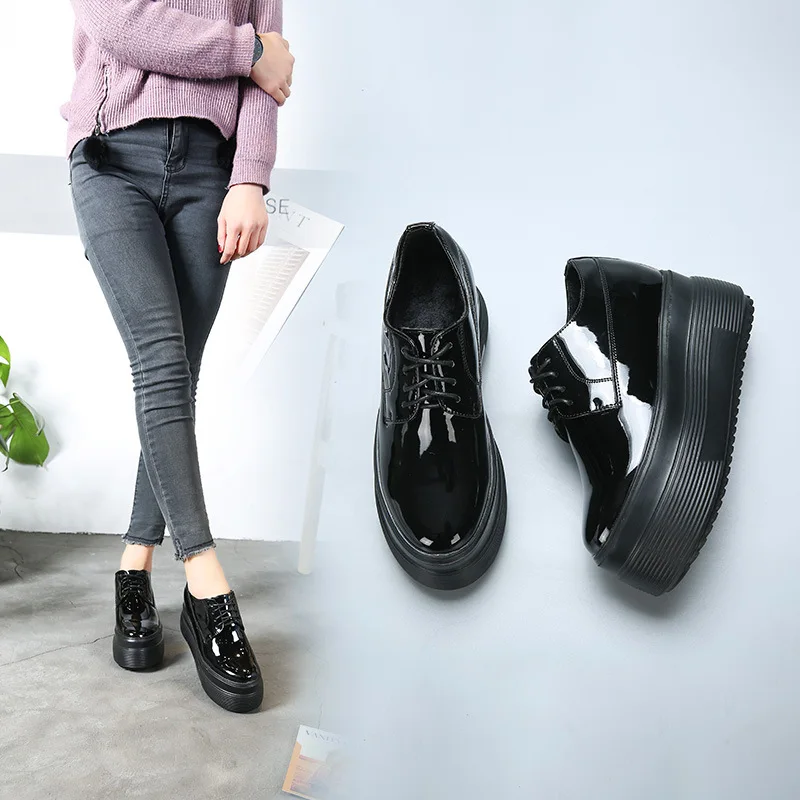 Новинка Весна 2019 женская спортивная обувь из лакированной кожи Белая с круглым