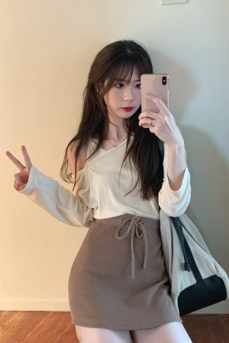 Женский летний комплект из двух предметов: футболка с открытыми плечами и