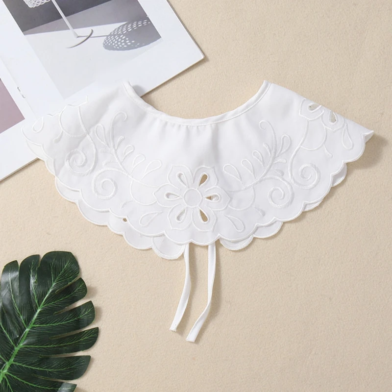 Накидка-пончо Женская со съемным искусственным воротником и вышивкой |