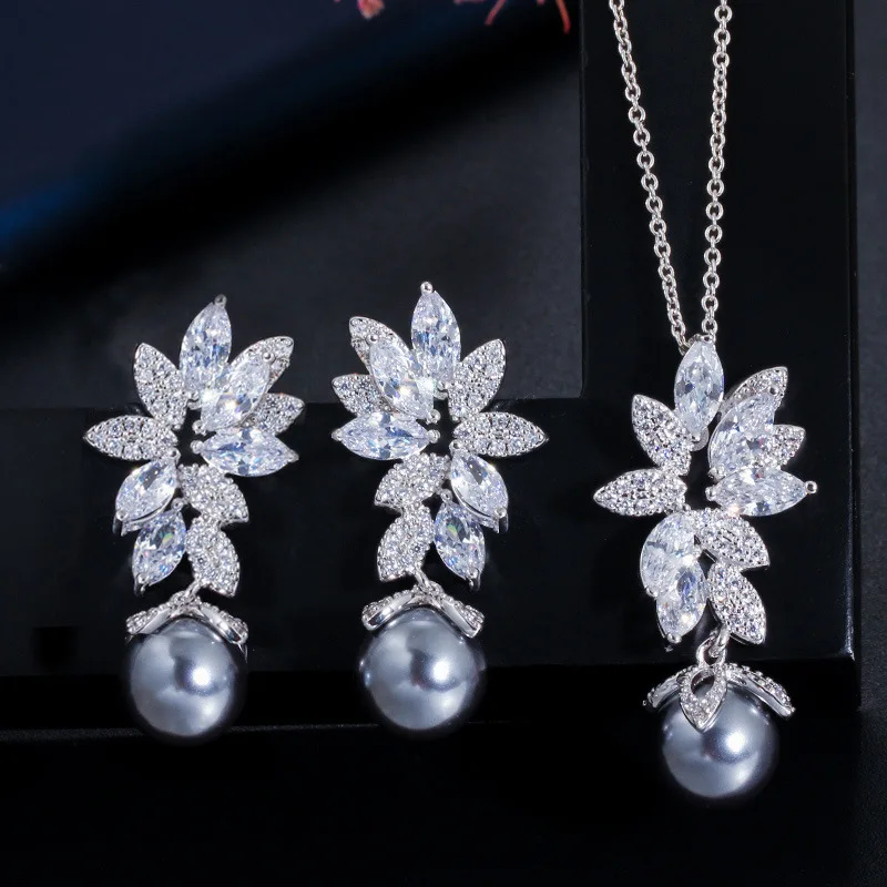 

Fashionable Elegant Leaf Geometry Zircon Pendant Necklace Jewelry For Ladies Daily Accessories Elegant Girl Gift