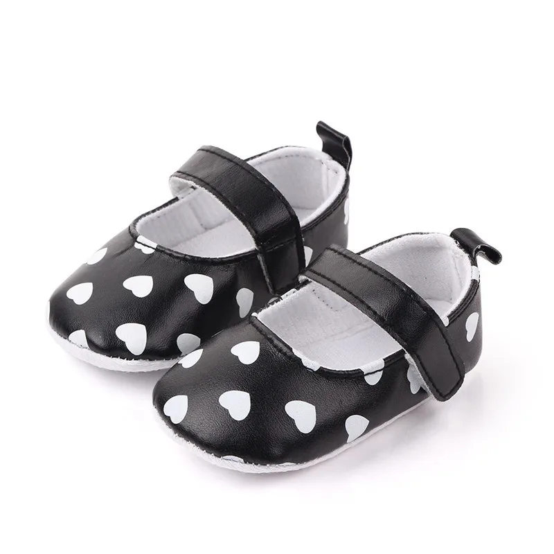 Модная обувь для маленьких девочек с милым сердцем младенцев из ПУ первых шагов