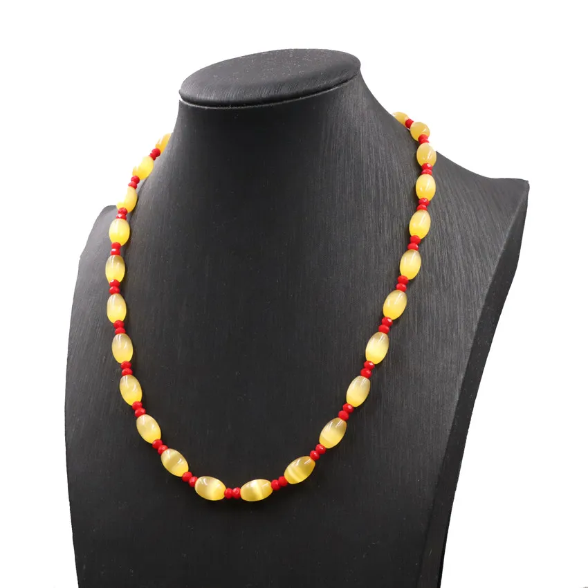 Короткое ожерелье ручной работы массивное женское колье украшенное бисером