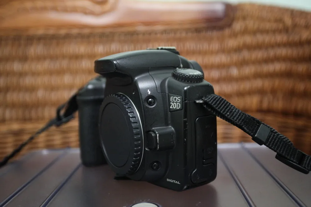 Бывшая в употреблении цифровая зеркальная камера Canon EOS 20D (только корпус) (старая