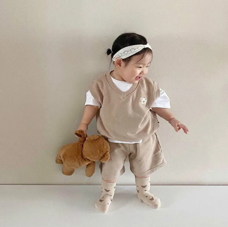 

Комплект детской одежды с вышивкой, жилетка с медведем, осень 9031, Модный комплект из 2 предметов для мальчиков, жилет и шорты из ПП, костюм для...