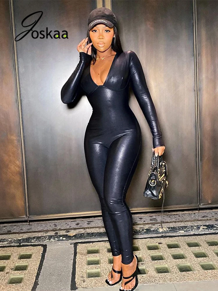 Женский комбинезон на молнии Joskaa черный из искусственной кожи с v-образным
