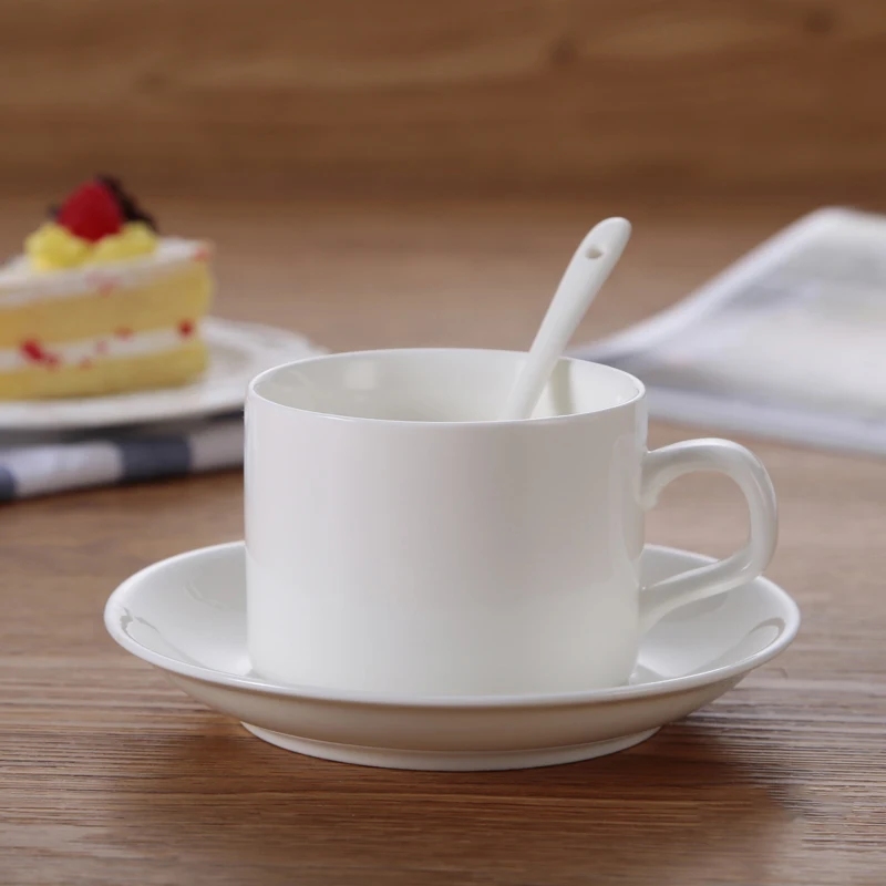 Кофейные чашки и блюдца с европейскими белыми чашками простые для