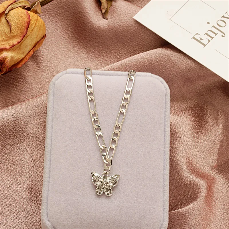 

European and American Fashion Butterfly Necklace Female Simple Design Sweet Style Popular Personalized Butterfly Pendant 2021