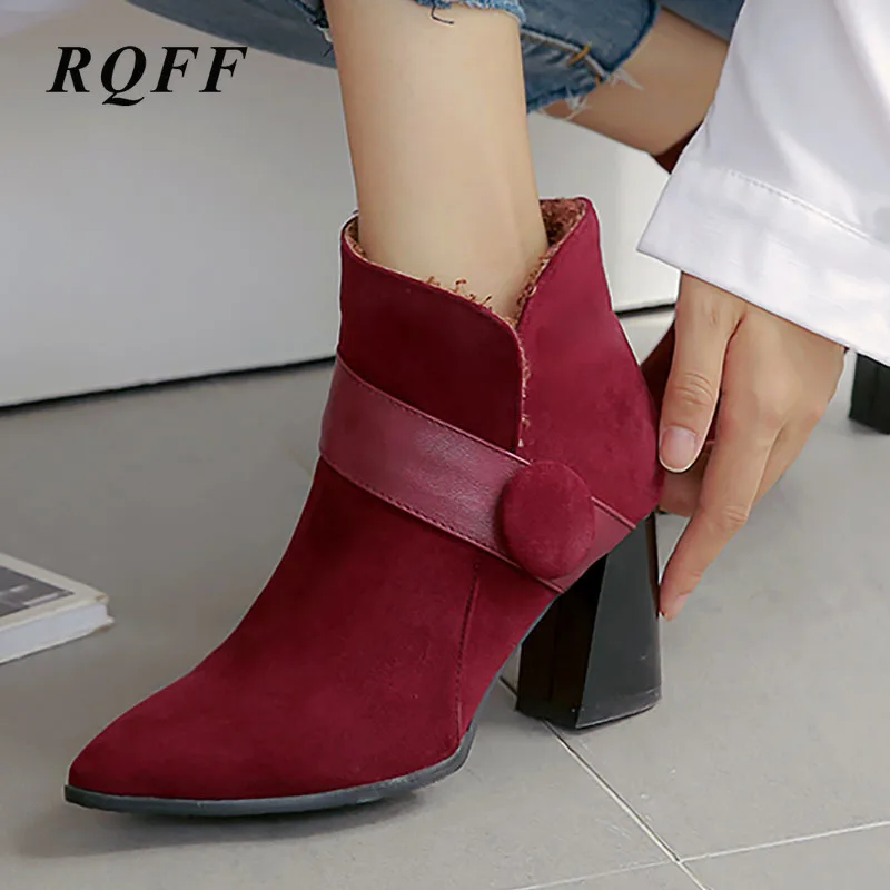 Модная обувь женские ботильоны из флока на молнии ботинки с острым носком