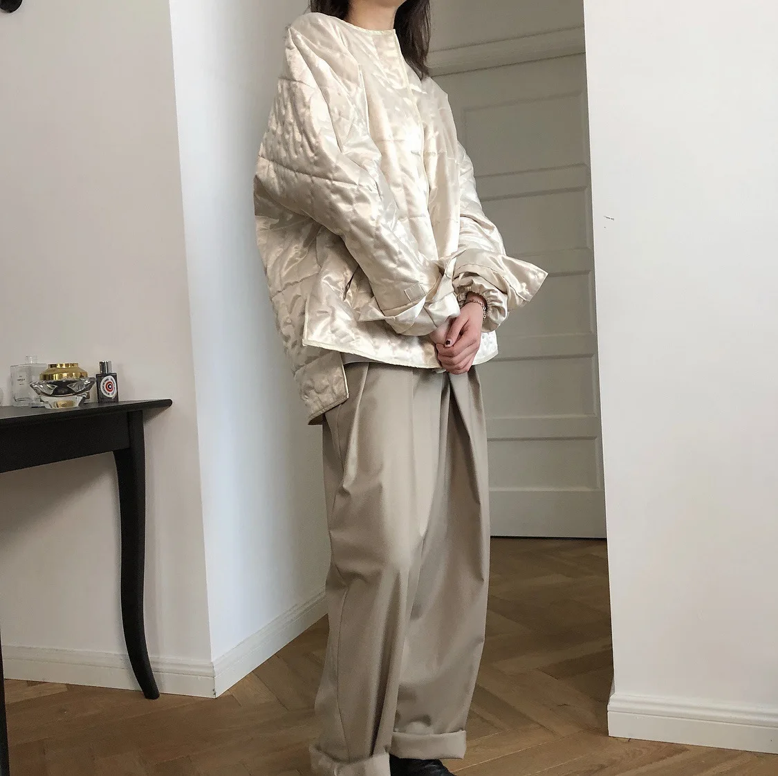 Осенние новые модные атласные стеганые куртки с круглым вырезом и хлопковой