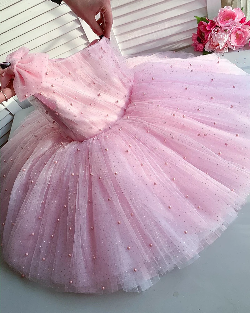 Милое детское розовое платье на одно плечо рождественское с жемчугом девичье для