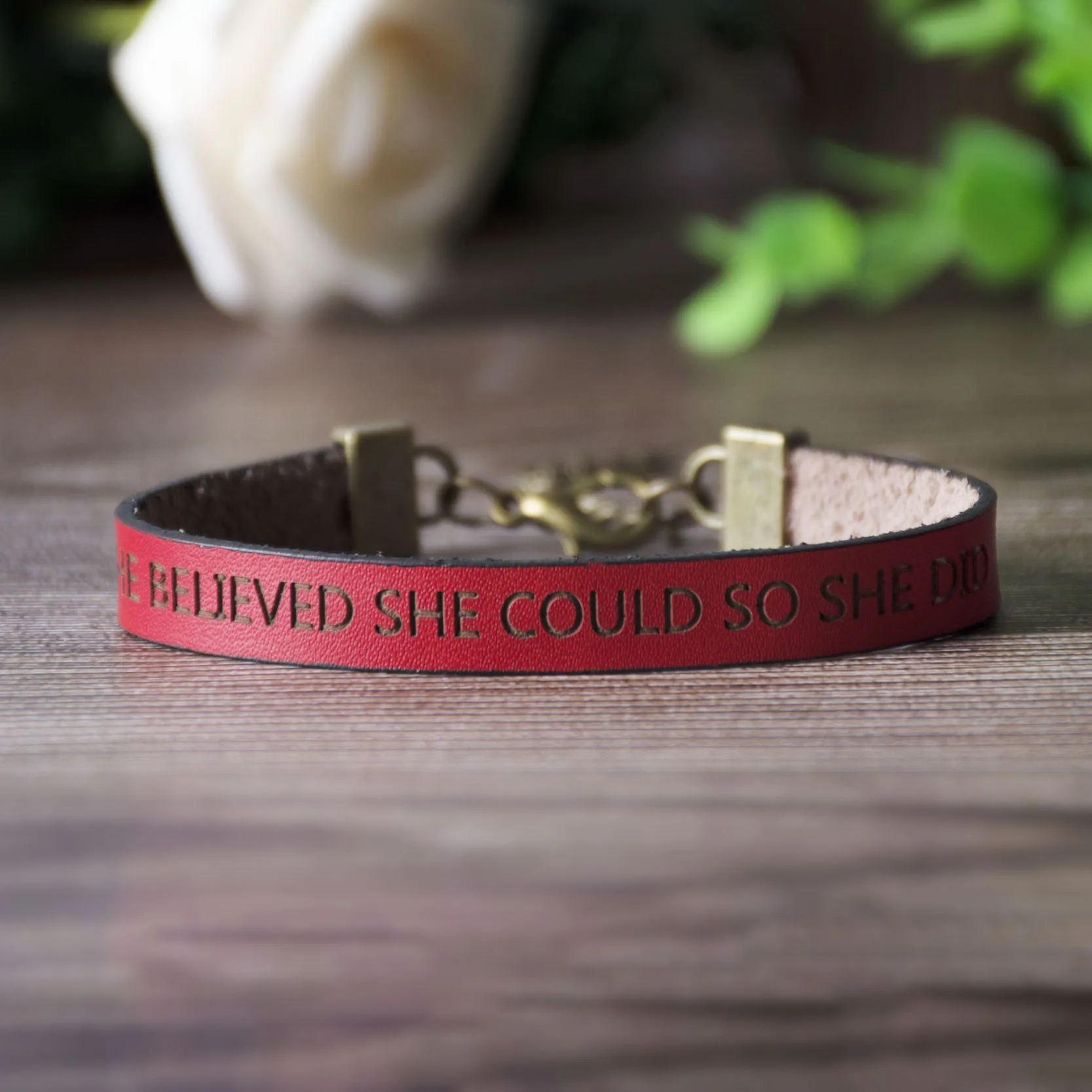 Она верила что может так она делает Выгравированные буквы браслет на магнитной