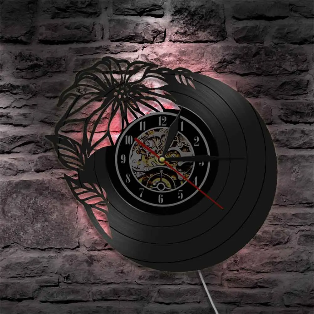 Настенные часы с цветочным декором изготовленные из винтажной виниловой