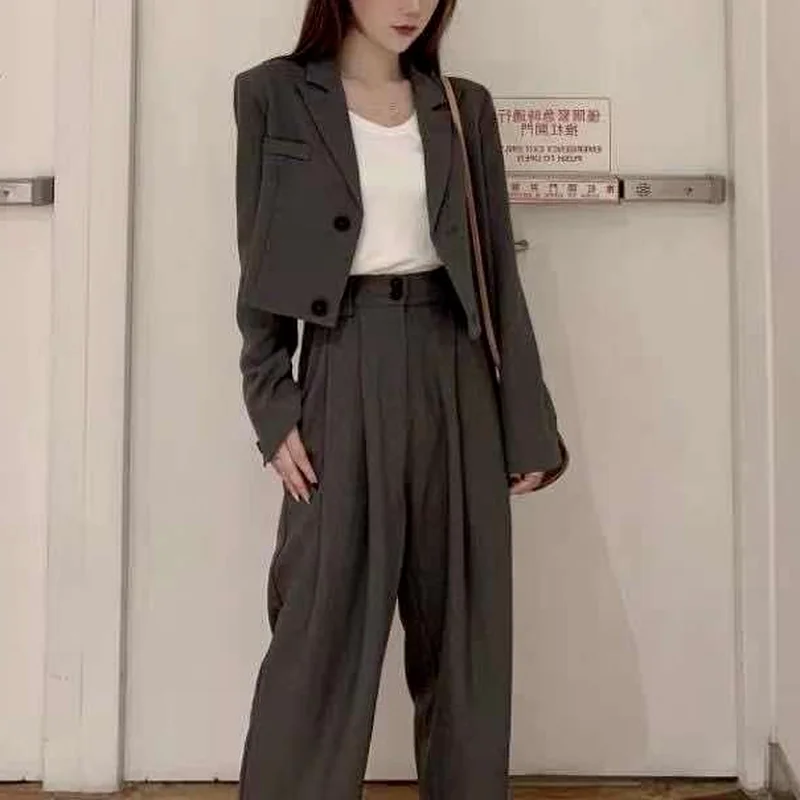 Женский блейзер с длинным рукавом серебристо серого цвета для офиса и работы