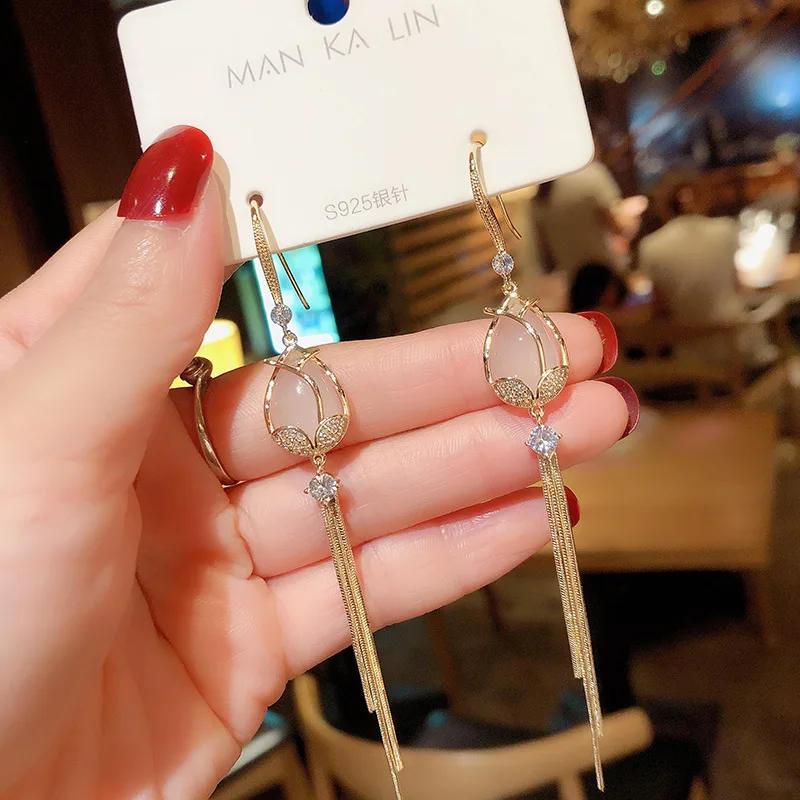 

Korean High-end Atmosphere New Tulip Earrings for Women Fashion Personality Long Tassel Ear Hook Temperament Wild Earrings