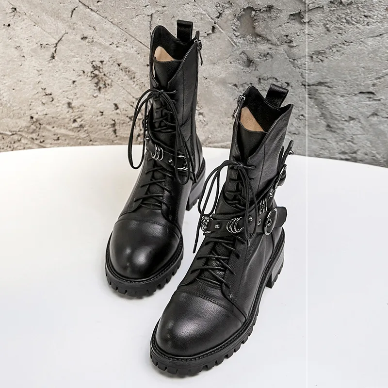 Женские короткие ботинки из натуральной кожи с металлическим украшением | Обувь