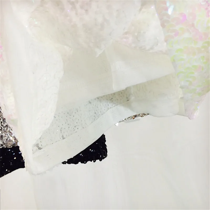 Соблазнительные туфли с серебряными блестками женское платье глубоким v