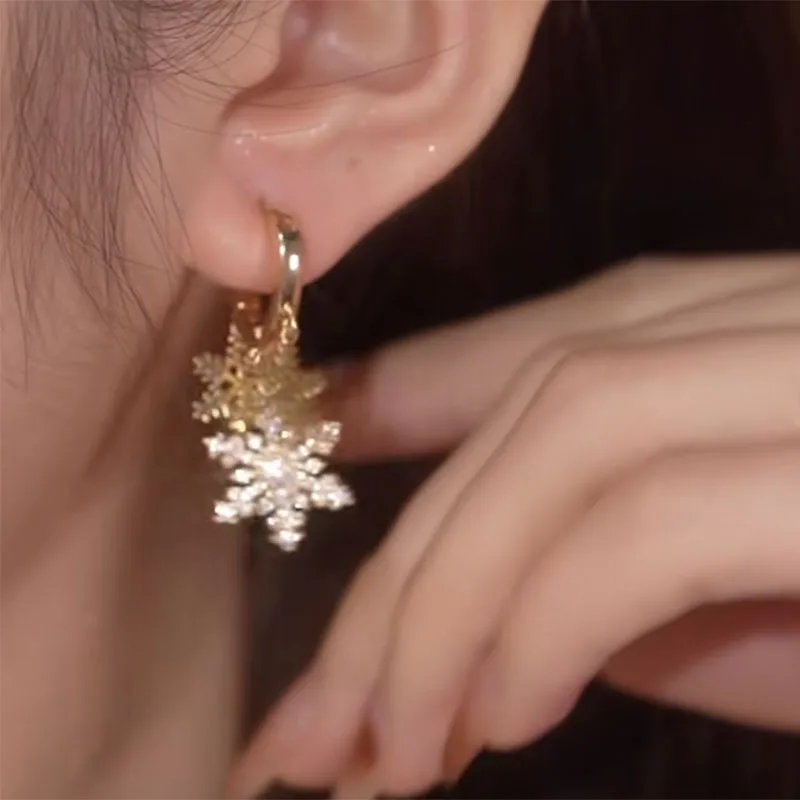 

Delicate Crystal Snowflake Earrings for Women Exquisite Zircon Snowflake Drop Earrings Winter Wedding Christmas Jewelry Gift