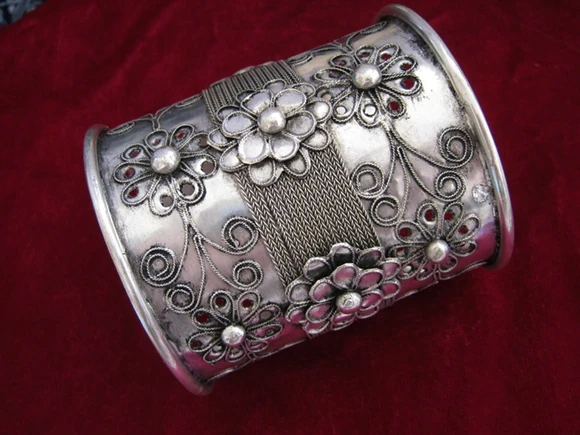 

PERSONALIZED JEWELRY MIAO SILVER EXAGGERATED BRACELETS WIDE VERSION OF THREE-DIMENSIONAL FLOWER BRACELETS