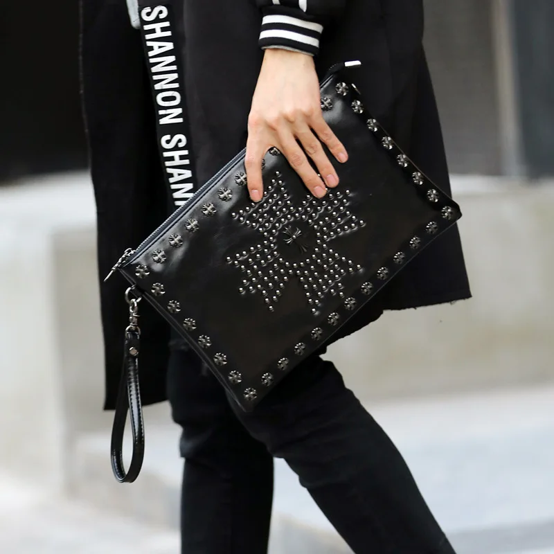 Трендовая мужская сумка на ремне персональная клатч с заклепками модная