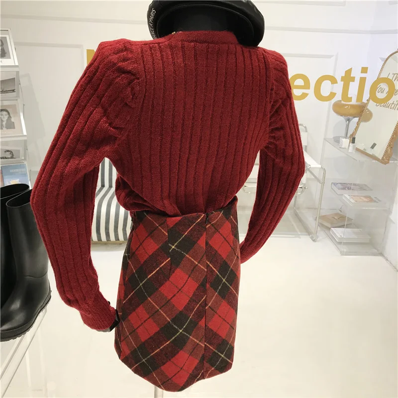 

Two Piece Set Women's 2021 Niche Design New Temperament V-neck Knitted Sweater Cardigan + Plaid Tweed Hip Skirt
