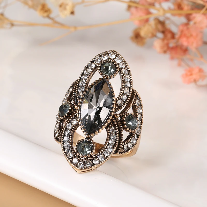 Кольцо женское с серым кристаллом под античное золото 2020 | Украшения и аксессуары