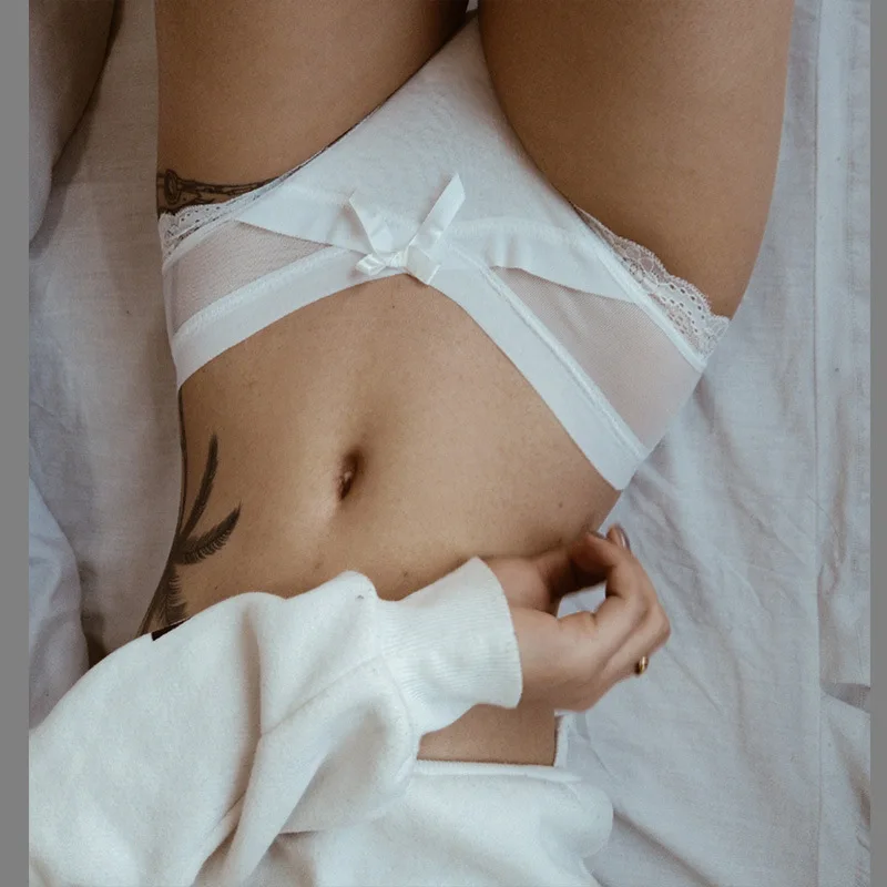 

Хит продаж, сексуальные женские трусики с заниженной талией и кружевными краями, шелковые хлопковые трусики V-образной формы с бантом, бесшо...