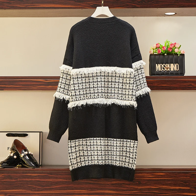 Женское трикотажное платье в клетку черного цвета зимнее теплое с длинным