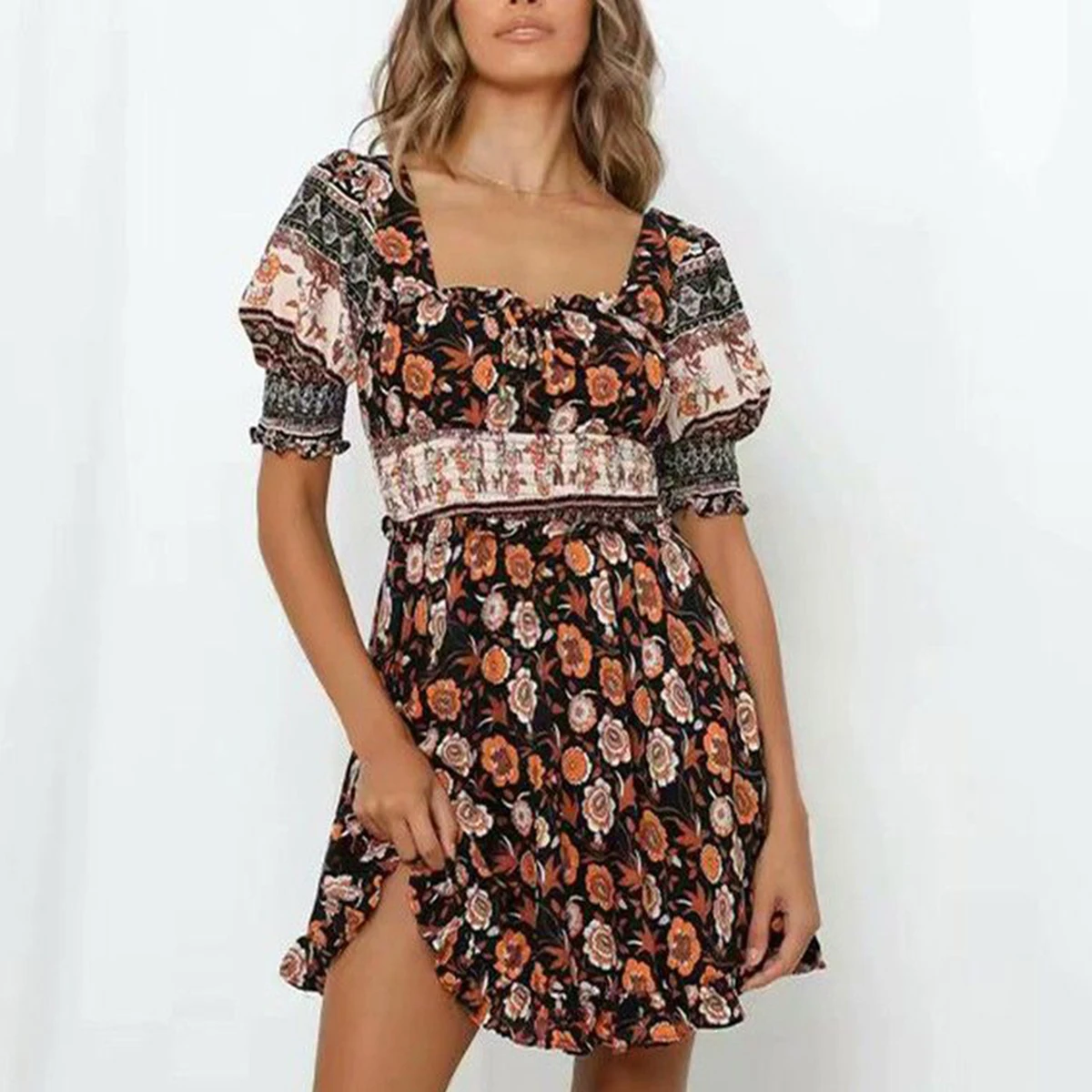 Женское мини платье с открытой спиной цветочным принтом и буффами на