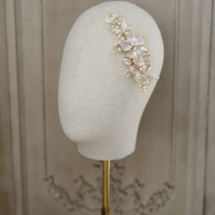 Гребень Нежный с жемчугом и цветком золотого цвета Ювелирное Украшение для волос