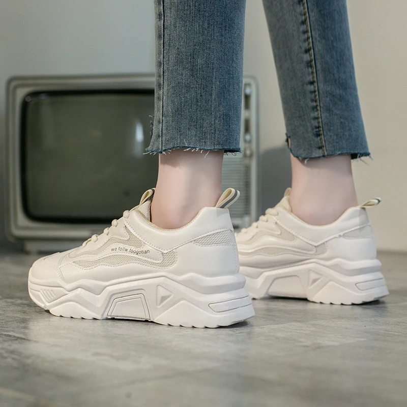 Модные белые кроссовки женские брендовые дамские на платформе не сужающиеся