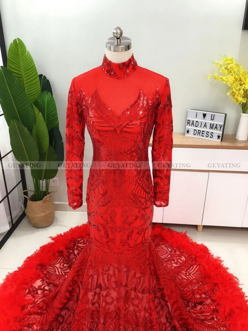 Женское платье с длинным рукавом красное юбкой-годе со шлейфом и высоким воротом